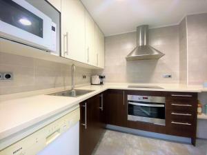 Kuchyňa alebo kuchynka v ubytovaní Apartamento Bluedream by Rent Costa Brava