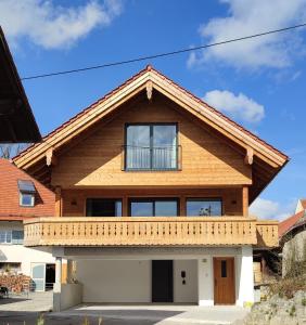 een huis met een gambrel dak bij Ferienhaus Lechrain Chalet 