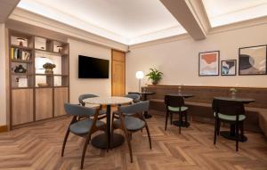 倫敦的住宿－品質漢普斯蒂德酒店，一间设有桌椅的等候室