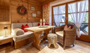 ein Wohnzimmer mit einem Tisch und Stühlen in einer Hütte in der Unterkunft Das Landhaus in Pfronten