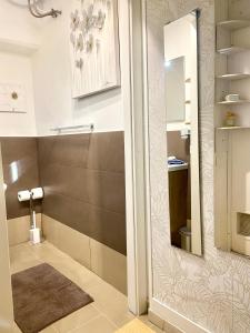 a bathroom with a mirror and a sink at la Borghese in Rome