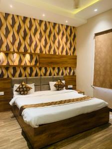 um quarto com uma cama grande e uma parede de madeira em Hotel New BMS pride em Amritsar