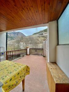 un ampio balcone con tavolo e grande finestra di Monolocale accogliente a Bardonecchia