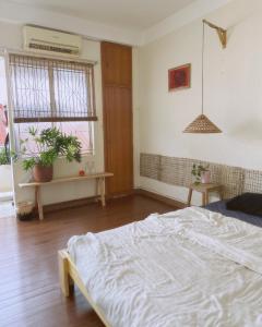 una camera con un letto bianco e una finestra di Về Nhà a Nha Trang