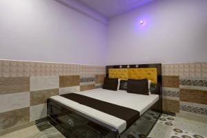 Tempat tidur dalam kamar di OYO Mansi Hotel