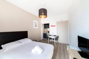 Posteľ alebo postele v izbe v ubytovaní Studio Hypercentre avec vue sur le vieux Lyon AIL