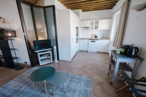 ein Wohnzimmer mit einem Tisch und einer Küche in der Unterkunft The Célestins - center near Bellecour AIL in Lyon