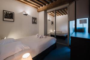 1 dormitorio con 1 cama con 2 toallas en The Célestins - center near Bellecour AIL, en Lyon