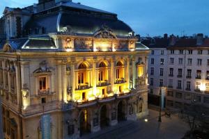 un edificio iluminado en una ciudad por la noche en The Célestins - center near Bellecour AIL, en Lyon