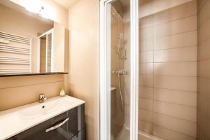 a bathroom with a sink and a shower at Appartement cosy, proche Part-Dieu AIL in Lyon