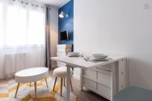 a kitchen with a table with two bowls on it at Appartement cosy, proche Part-Dieu AIL in Lyon