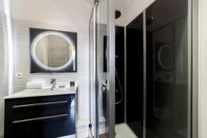 Kúpeľňa v ubytovaní Appartement calme - quartier prisé Montchat AIL + 24 fotografií