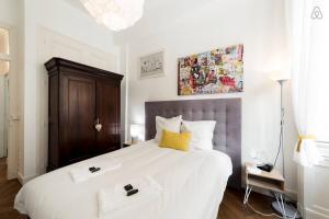 een slaapkamer met een groot wit bed met twee dozen erop bij Perfect to visit Lyon with family or friends AIL in Lyon
