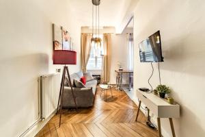 een woonkamer met een bank en een tv bij Perfect to visit Lyon with family or friends AIL in Lyon