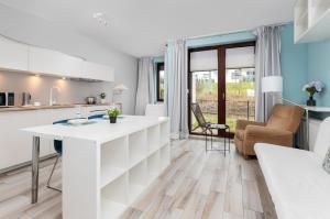 cocina y sala de estar con mesa y sillas en Pastel Lawendowe Wzgórze Studio with Balcony and Parking by Renters en Gdansk