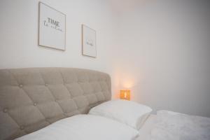 uma cama com duas almofadas brancas num quarto em Hackeschladenweg 15 - Winterberg 'Auszeit Winterberg' em Winterberg