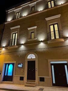 - un grand bâtiment avec 2 balcons dans l'établissement B&B Palazzo Croghan, à Torre Maggiore