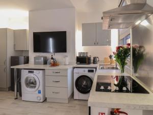 cocina con lavadora, lavadora y secadora en Frankies Seaview 3, en Bridlington