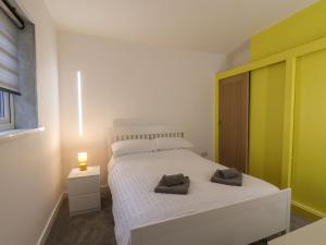1 dormitorio con 1 cama con 2 almohadas en Frankies Seaview 3, en Bridlington