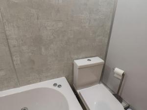 y baño con aseo blanco y lavamanos. en Frankies Seaview 3, en Bridlington