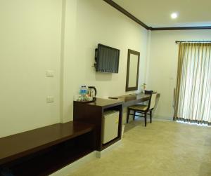Televízia a/alebo spoločenská miestnosť v ubytovaní Phukamala Suite