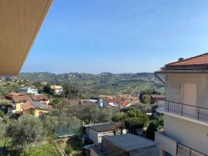 - une vue depuis le balcon d'une maison dans l'établissement Appartamento incantevole a due passi dal borgo, à Montesilvano
