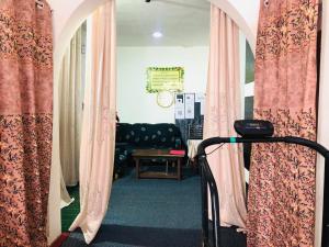 un pasillo con cortinas y una silla de ruedas en una habitación en Habib Guest House (Gulmarg), en Gulmarg