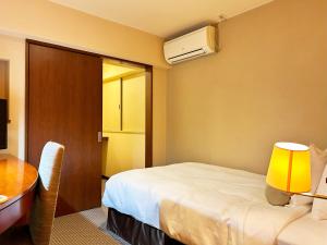 Postel nebo postele na pokoji v ubytování Nakajimaya Grand Hotel