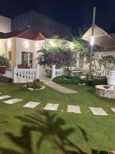 a yard with a white fence and a house at استراحه دانه بالمدينه المنوره in Al ‘Uqūl