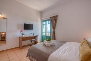 Posteľ alebo postele v izbe v ubytovaní Kaliviani Traditional Hotel