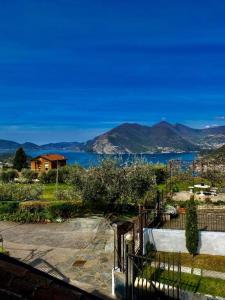 una casa con vistas a un cuerpo de agua en Casa Marì, en Sulzano