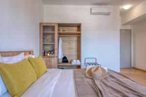 Posteľ alebo postele v izbe v ubytovaní Kaliviani Traditional Hotel