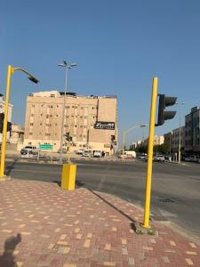 una calle con un semáforo en una calle de la ciudad en درة 1 en Al Jubail
