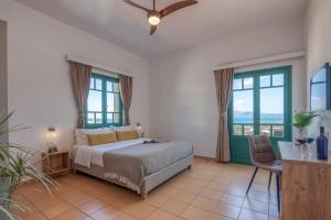 Posteľ alebo postele v izbe v ubytovaní Kaliviani Traditional Hotel