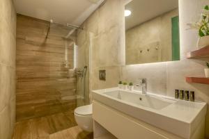 Kúpeľňa v ubytovaní Kaliviani Traditional Hotel