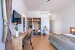 Posteľ alebo postele v izbe v ubytovaní Kaliviani Traditional Hotel