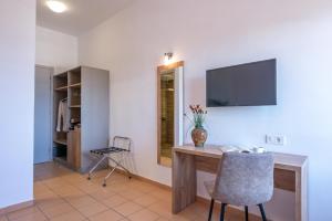 Televízia a/alebo spoločenská miestnosť v ubytovaní Kaliviani Traditional Hotel