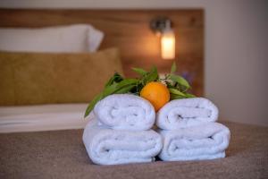 Posteľ alebo postele v izbe v ubytovaní Kaliviani Traditional Hotel