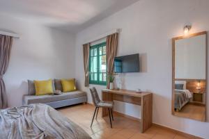 Televízia a/alebo spoločenská miestnosť v ubytovaní Kaliviani Traditional Hotel