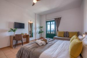 Posteľ alebo postele v izbe v ubytovaní Kaliviani Traditional Hotel