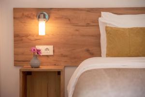 Posteľ alebo postele v izbe v ubytovaní Kaliviani Traditional Hotel