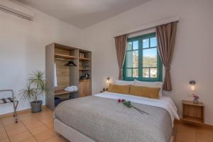Posteľ alebo postele v izbe v ubytovaní Kaliviani Traditional Hotel
