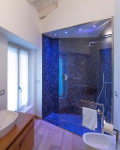 bagno con doccia in vetro blu di White Moon crema & Parking a Crema