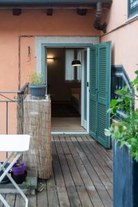 een open deur van een huis met een patio bij White Moon crema & Parking in Crema