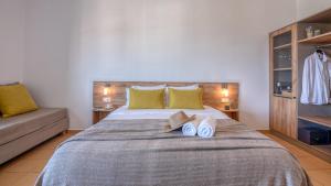 Posteľ alebo postele v izbe v ubytovaní Kaliviani Traditional Hotel