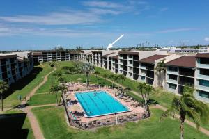 una vista aérea de un complejo con piscina en Loggerhead Cay #434, en Sanibel