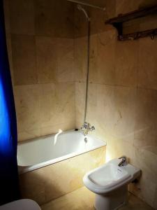 Koupelna v ubytování Sea Views / Fabulous Attic / Fast Fibre Optic + 19 fotografií