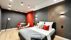 1 dormitorio con 1 cama grande y 1 mesa en Со свежим ремонтом Однокомнатные апартаменты в центре города en Petropavlovsk
