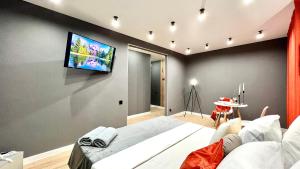 Habitación con TV de pantalla plana en la pared en Со свежим ремонтом Однокомнатные апартаменты в центре города en Petropavlovsk