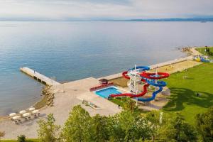 uma vista aérea de um parque aquático com um escorrega aquático em Parenzana Haven Hideaway STAR em Izola